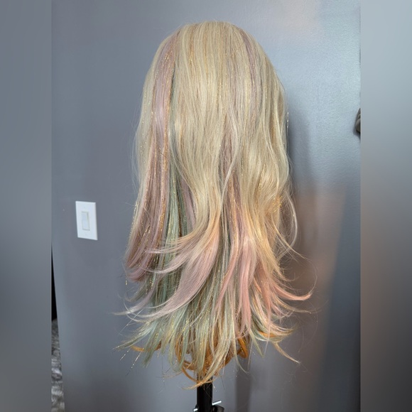 Brand new synthetic wig with tinsel. 13 x 1 parting space. 22 inches - Picture 5 of 14